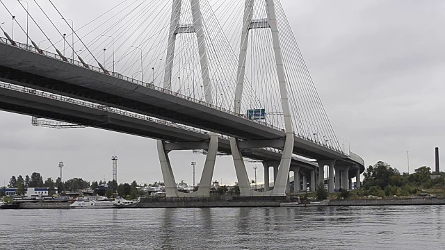 大Obukhovsky桥。横跨圣彼得堡涅瓦河的斜拉桥。在阴沉的秋日，俄罗斯最长的公路桥之一视频素材