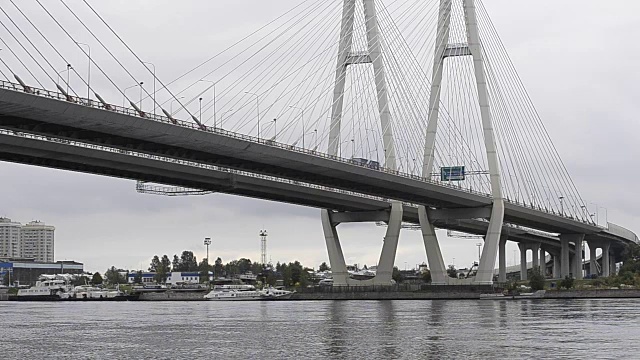 大Obukhovsky桥。横跨圣彼得堡涅瓦河的斜拉桥。在阴沉的秋日，俄罗斯最长的公路桥之一视频下载