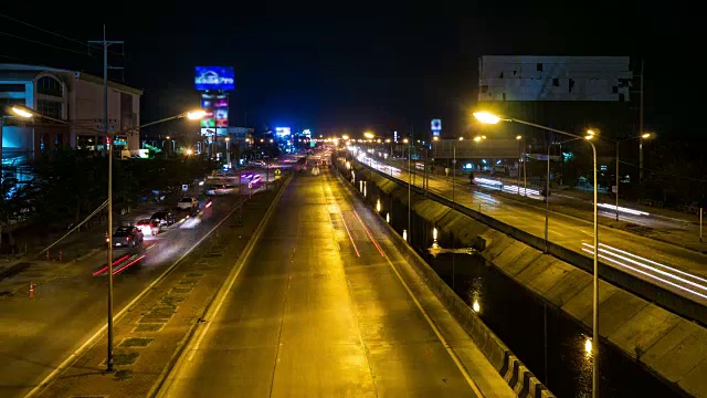 时光流逝视频:多彩的夜间交通和曼谷的城市生活，泰国视频素材