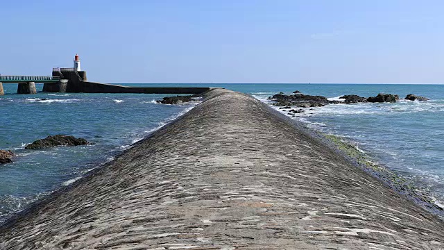 汹涌的大海在防波堤上视频素材