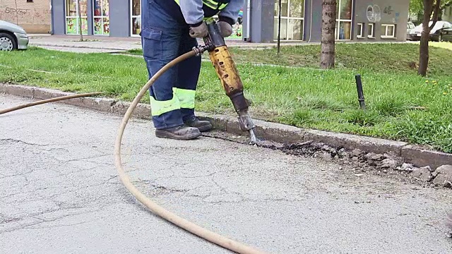 建筑工人正在用手提钻视频素材