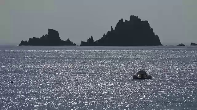 海洋中的阳光反射和岩石形成视频素材