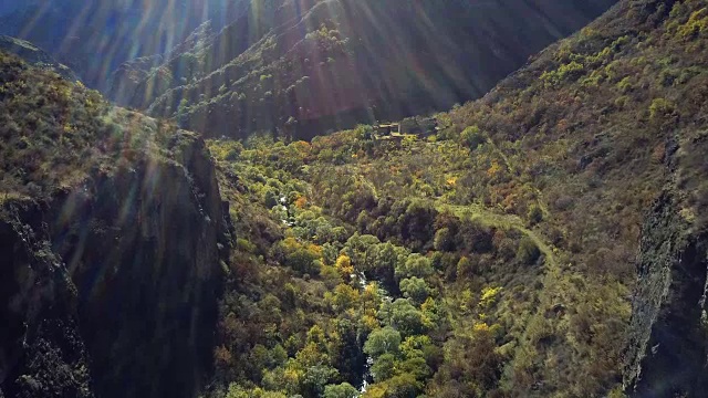 无人机拍摄的森林ravibe与河流和废弃的修道院之间的山脉视频素材