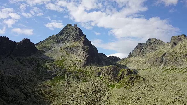 在斯洛伐克山脉下飞行视频素材