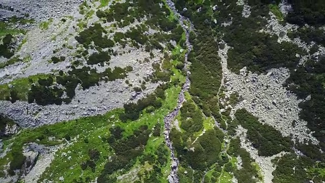 在斯洛伐克山脉下飞行视频下载