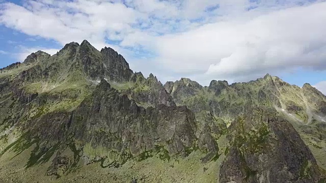 在斯洛伐克山脉下飞行视频素材