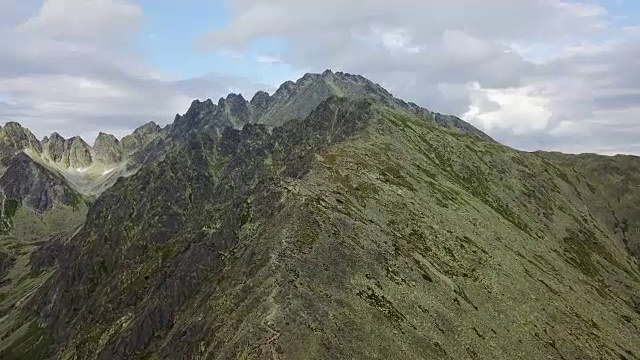 在斯洛伐克山脉下飞行视频下载