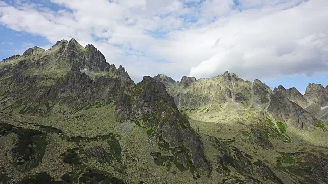 在斯洛伐克山脉下飞行视频下载