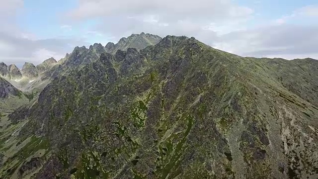 在斯洛伐克山脉下飞行视频下载