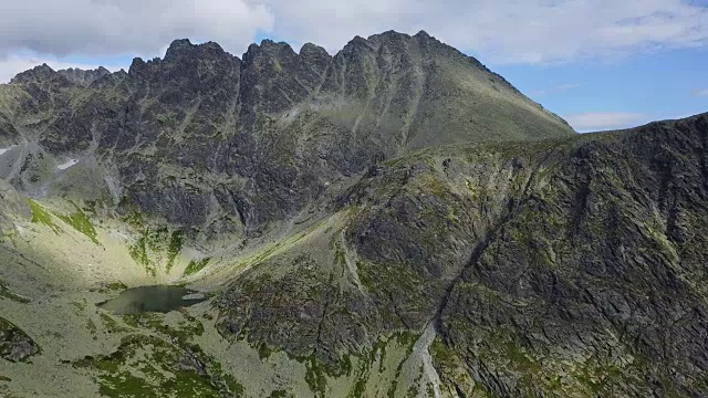 在斯洛伐克山脉下飞行视频素材