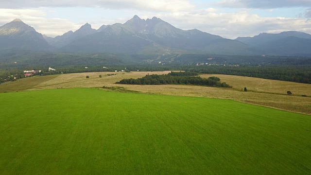 在斯洛伐克山区的田野下飞行视频素材