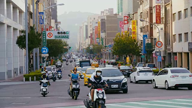 台湾高雄十字路口的交通状况视频素材