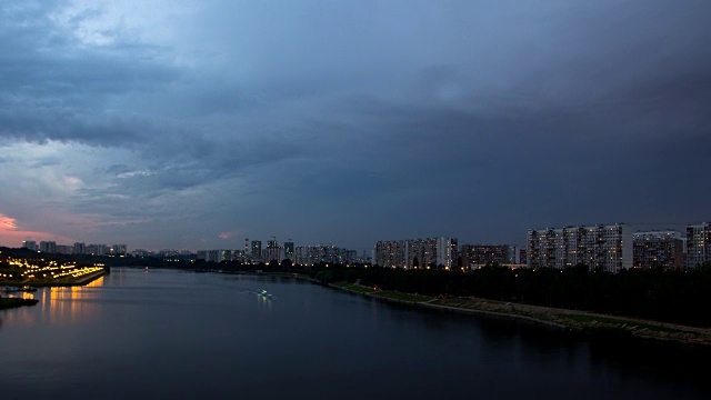 城市景观与河流交通和运动的云在黄昏视频素材