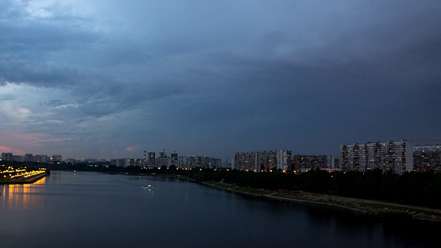 城市景观与河流交通和运动的云在黄昏视频素材