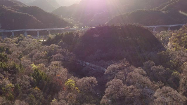 公路、桥梁和铁路鸟瞰图视频素材