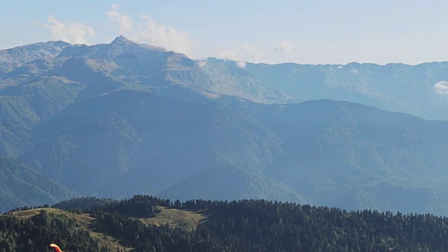 空中美丽的山脉飞过高悬崖岩石史诗规模高海拔自然景观美丽的背景视频素材