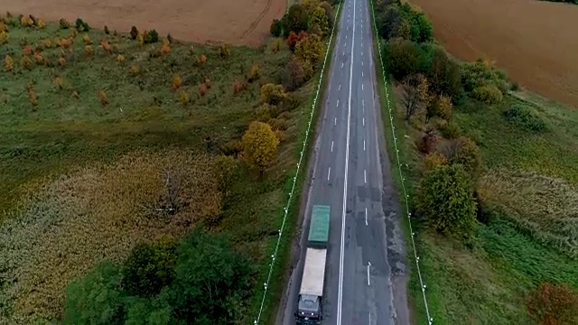 鸟瞰图的道路通过秋天的森林视频素材