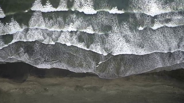 航拍海滩海岸线上的海浪视频素材