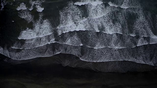 航拍海滩海岸线上的海浪视频素材