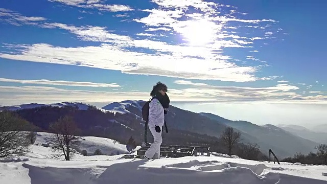 在高峰上徒步旅行的女登山运动员。超高清4K摄像机库存视频视频素材