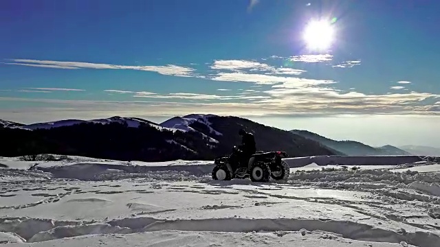 越野车在冬季雪山山顶日落。超高清4K摄像机库存镜头视频素材