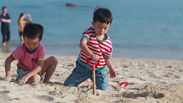 孩子们在海滩上玩耍视频素材