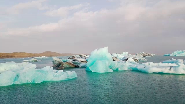 冰岛Jokulsarlon冰川泻湖清晨鸟瞰图视频素材