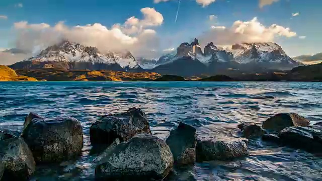 智利托雷斯潘恩的佩霍湖上空是黎明视频素材