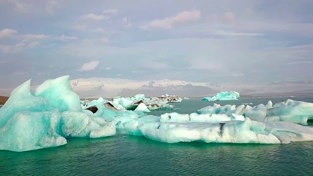 冰岛Jokulsarlon冰川泻湖清晨鸟瞰图视频素材