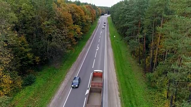 鸟瞰图的道路通过秋天的森林视频素材