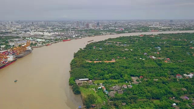 上午港口集装箱船鸟瞰图视频素材