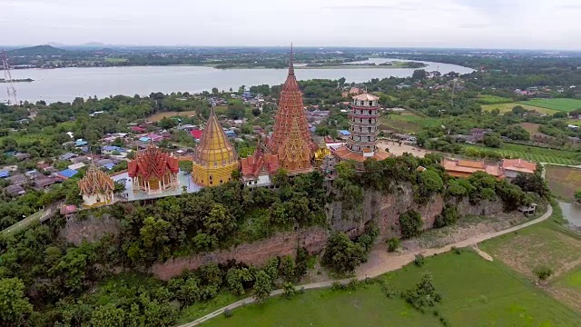 令人惊叹的山上寺庙在美丽的日子，航拍视频视频素材