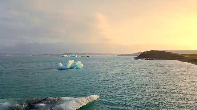 冰岛Jokulsarlon冰川泻湖清晨鸟瞰图视频素材