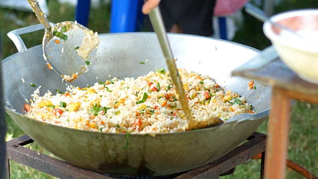 用大平底锅炒饭视频素材