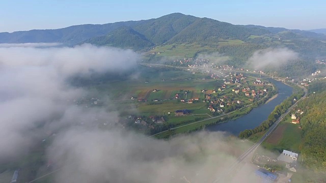 波兰山区夏季的鸟瞰图。松树林和蓝天白云。从以上观点。视频素材