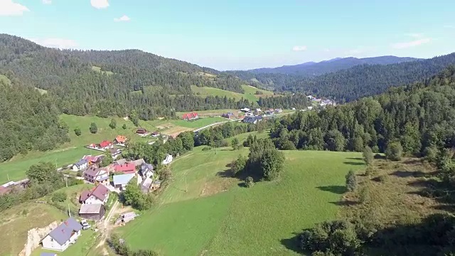 波兰山区夏季的鸟瞰图。松树林和蓝天白云。从以上观点。视频素材