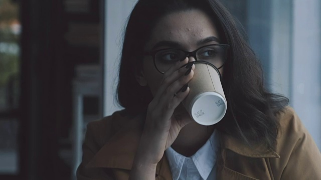 在窗边喝咖啡的女人视频素材