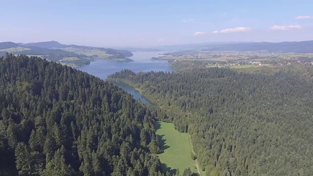 波兰南部夏季的山地景观。从以上观点。视频素材