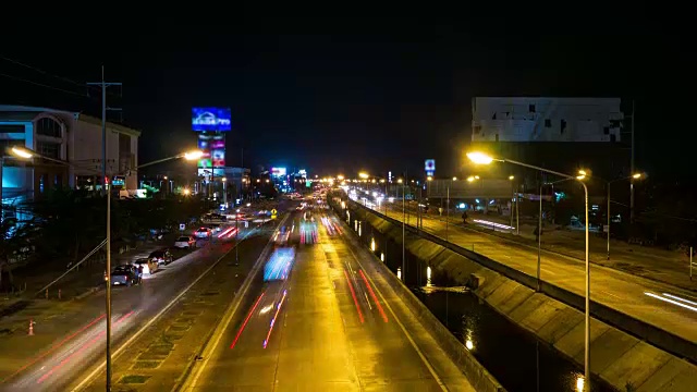 泰国城市夜间交通的延时视频视频素材