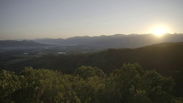 以山脉为背景，以Fynbos为前景的Franschhoek山谷的日出镜头/西开普省/南非视频素材