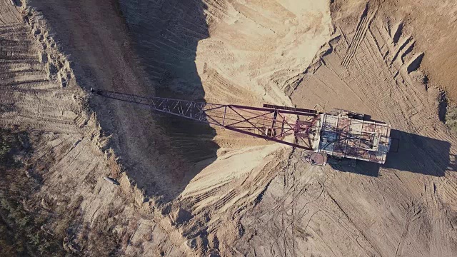 飞过采石场的挖土机。全高清航空测量视频下载