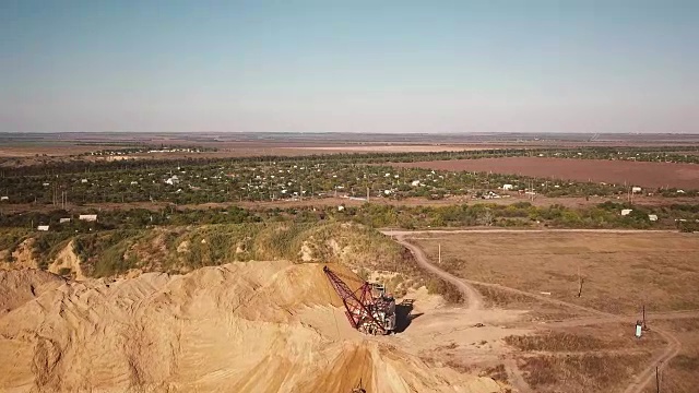 飞过采石场的挖土机。全高清航空测量视频下载