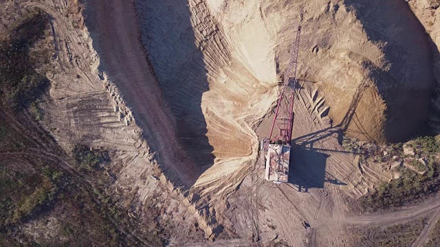 飞过采石场的挖土机。航空摄影测量FullHD视频下载