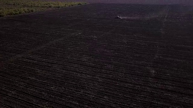 鸟瞰图拖拉机培植的土地与黑土种植在全高清视频素材