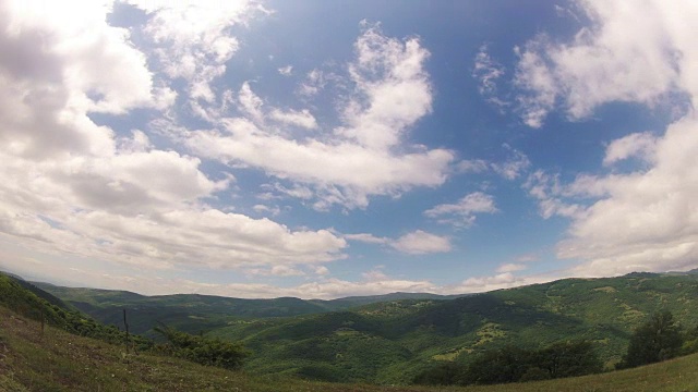 夏日的山峦和深蓝色的天空。时间流逝。高质量的画面视频素材