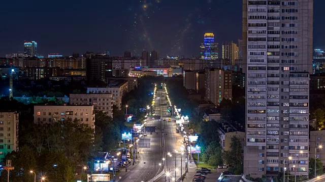 莫斯科市中心的夜间交通运动，空中城市景观视频素材