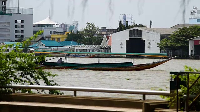 湄南河河堤。船遇浪摇动。泰国曼谷视频素材