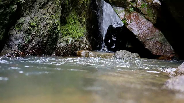 水在石头间流动视频下载