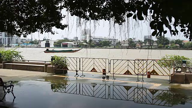 湄南河河堤。船遇浪摇动。泰国曼谷视频素材