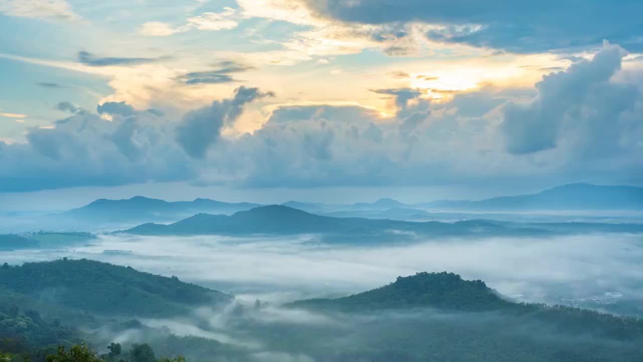 在泰国的日出时，透过云层，在山上的延时雾和阳光视频素材